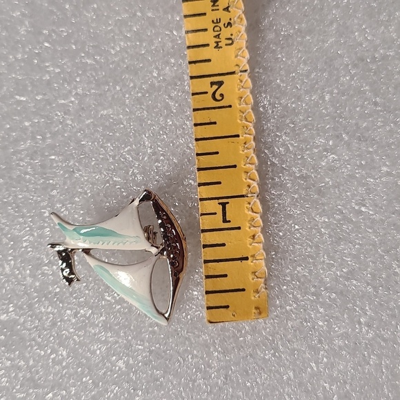 Silver tone sailboat brooch pin enamel pin - Picture 9 of 10